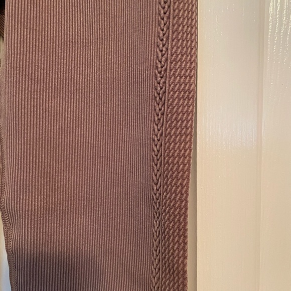 Aerie offline cropped leggings! Worn once. Clay/mauve like color with ribbing. - Picture 2 of 4